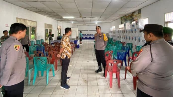 pastikan_kotak_suara_aman_kapolres_tapteng_cek_situasi_di_kantor_kecamatan