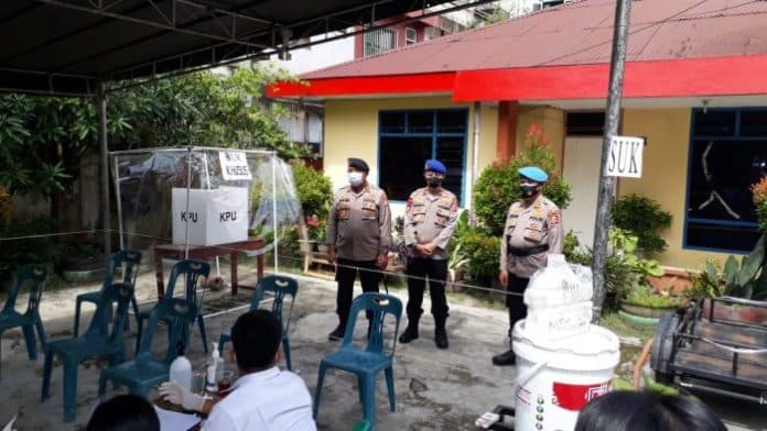 pastikan_pilkada_patuhi_prokes_tim_mabes_polri_kunjungan_ke_tps_di_siantar