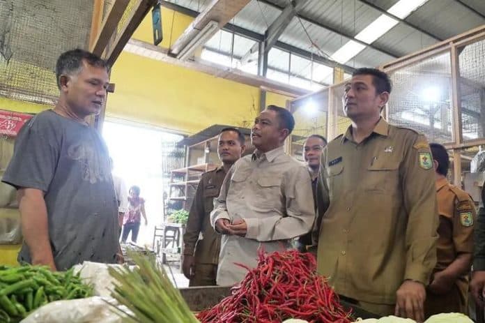 pastikan_stok_pangan_aman_jelang_idul_adha_1444_h_bupati_sergai_tinjau_pasar
