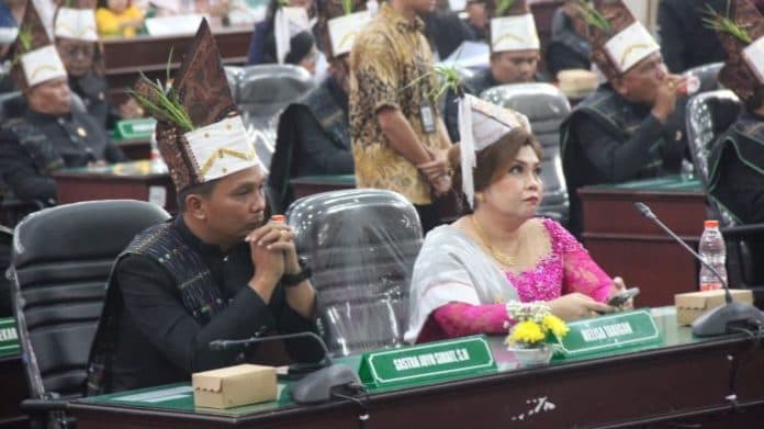 pasutri_dilantik_jadi_anggota_dprd_simalungun_sastra_joyo_sirait_dan_melisa_tarigan_ukir_sejarah
