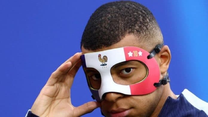 patah_hidung_mbappe_pakai_topeng_lawan_belanda