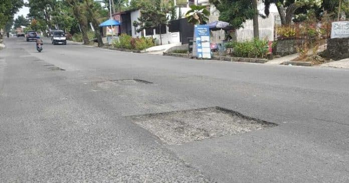 patching_jalan_medan_bahayakan_pengendara_warga_desak_segera_ditambal