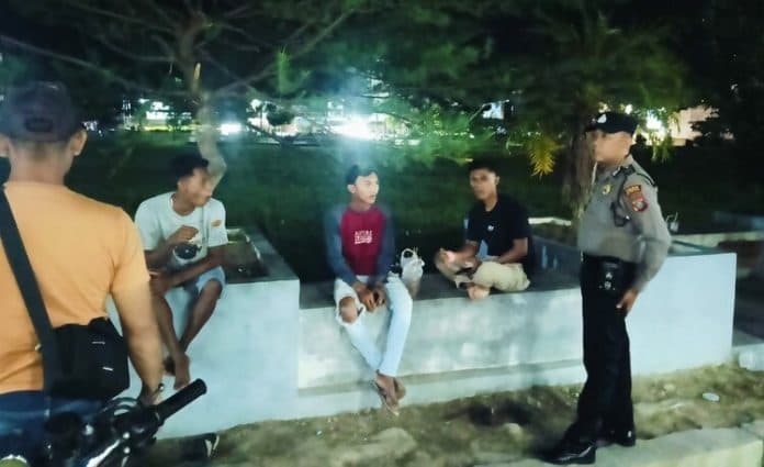 patroli_malam_polsek_indrapura_bubarkan_kelompok_remaja_diduga_mau_balap_liar