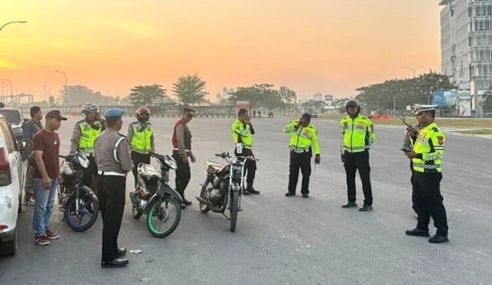 patroli_subuh_polres_batu_bara_amankan_11_motor_knalpot_brong