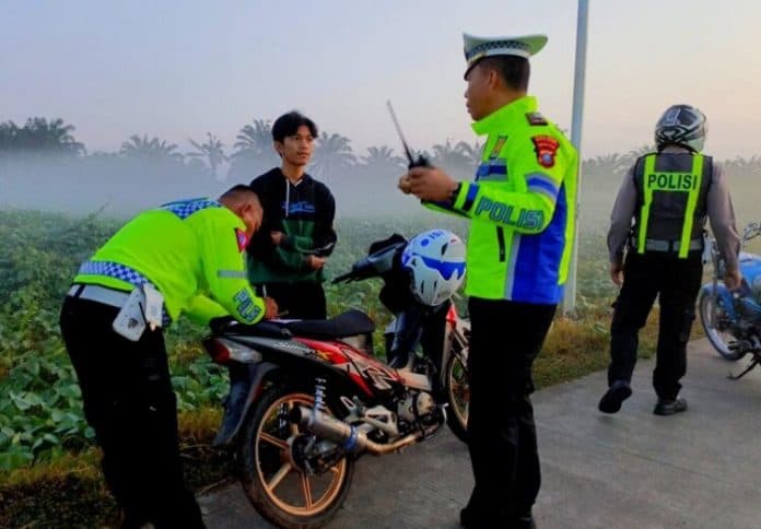 patroli_subuh_sat_lantas_batu_bara_sita_7_knalpot_brong