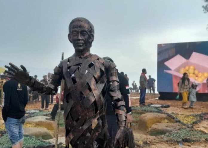 patung_jokowi_berbiaya_rp25_miliar_wujud_terima_kasih_warga_karo