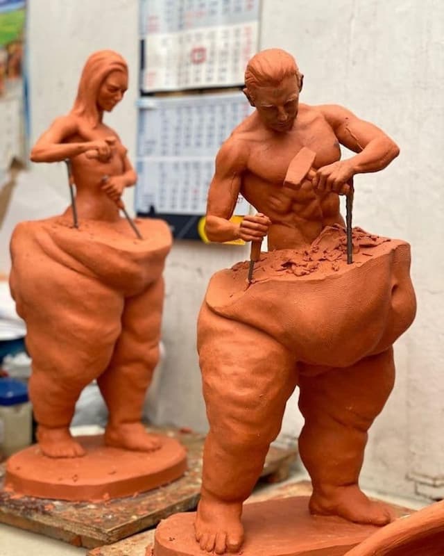 patung_menakjubkan_dengan_orang_mengukir_sosok_ideal_ke_tubuh_sendiri