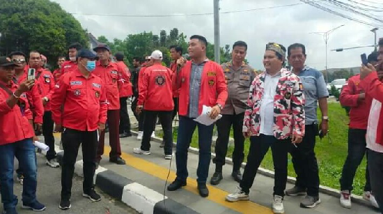 pbb_aksi_damai_minta_kapolda_sumut_tes_urine_anak_buahnya