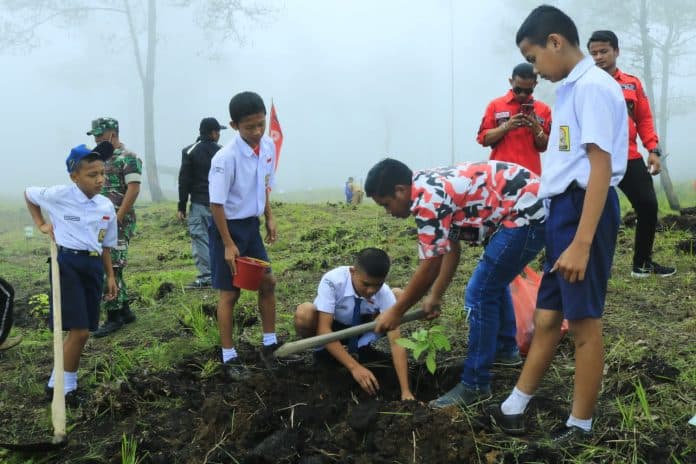 pbb_aksi_go_green_hijaukan_samosir_di_objek_wisata_togaraja