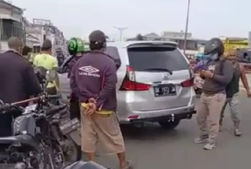 pecah_ban_dan_tabrak_trotoar_fly_over_brayan_pengemudi_avanza_tewas