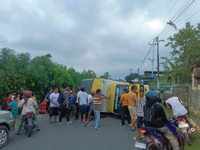 pecah_ban_truck_pengangkut_bawang_terbalik_di_tengah_jalan_sidamanik