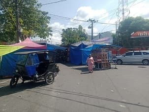pedagang_dirikan_kios_di_badan_jalan_kesemrawutan_kota_sibolga_bertambah