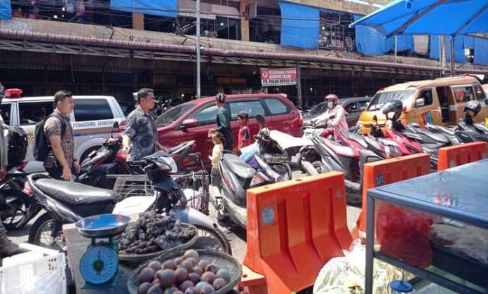pedagang_nilai_kinerja_kadishub_siantar_bobrok_mengatur_parkir_pasar_horas