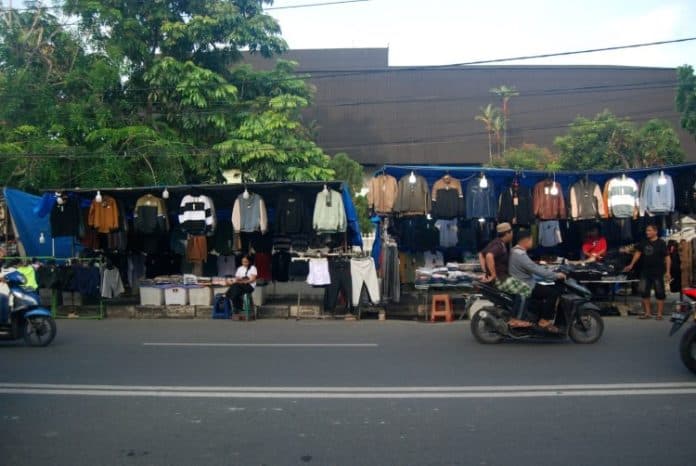 pedagang_pakaian_kaki_lima_jadi_pilihan_banyak_warga_medan