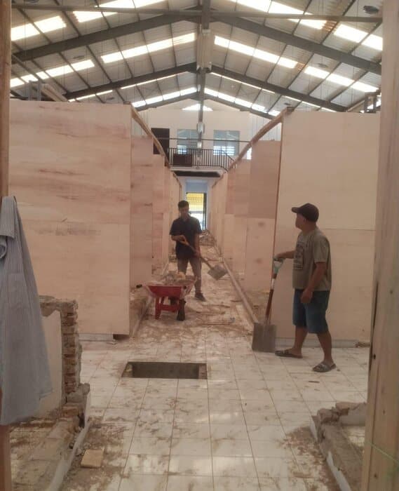 pedagang_pasar_horas_direlokasi_ke_gedung_rajawali_kios_dibatasi_dinding