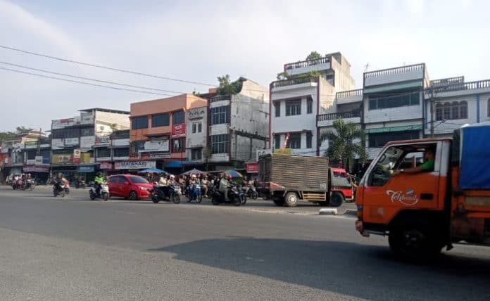 pedagang_patuh_aturan_arus_lalin_pasar_kampung_lalang_kembali_lancar