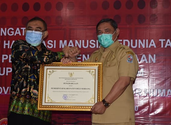 peduli_ham_pemkab_deli_serdang_terima_penghargaan_dari_kemenkumham