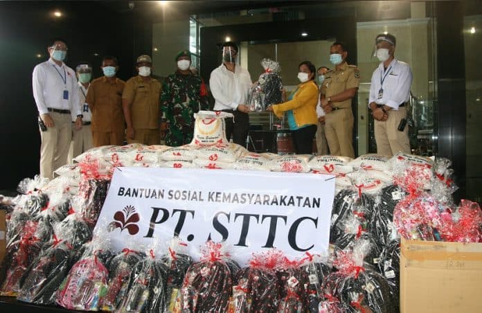 peduli_korban_banjir_pt_sttc_serahkan_bantuan_beras_dan_peralatan_sekolah