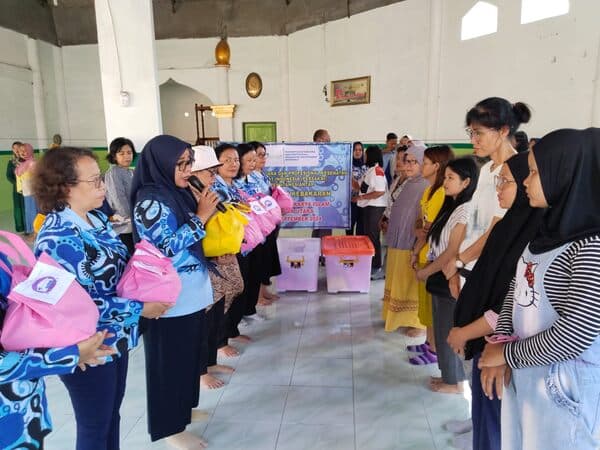 peduli_korban_kebakaran_kampung_bangsal_persakmi_salurkan_bantuan_dan_obat_obatan