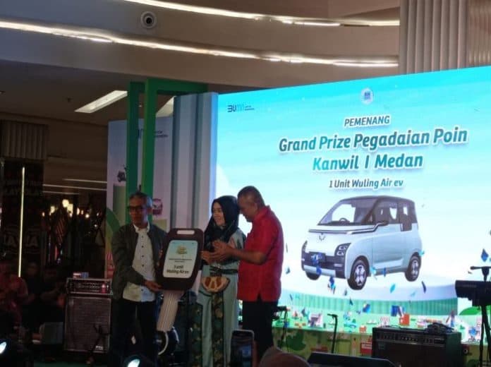 pegadaian_kanwil_1_medan_serahkan_hadiah_mobil_listrik_ke_nasabah_asal_asahan