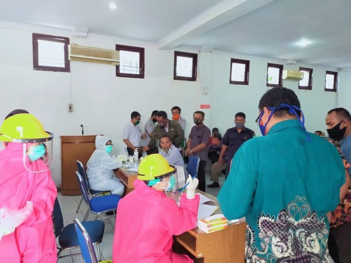 pegawai_pd_pasar_kota_medan_ikuti_rapid_test