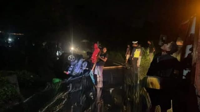 pegunungan_longsor_di_karo_mobil_terjebak_di_reruntuhan_tanah