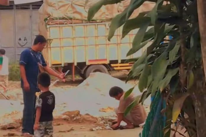 pekerja_temukan_mortir_saat_bersihkan_parit_di_depan_sd_negeri_124400_sigulang_gulang