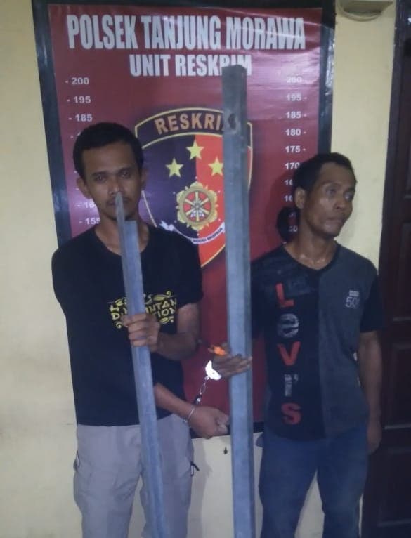 pelaku_pencuri_besi_tower_pln_diserahkan_warga_ke_polsek_tanjung_morawa