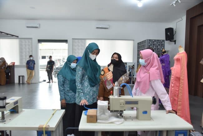 pelaku_umkm_di_batu_bara_dapat_bantuan_mesin_jahit
