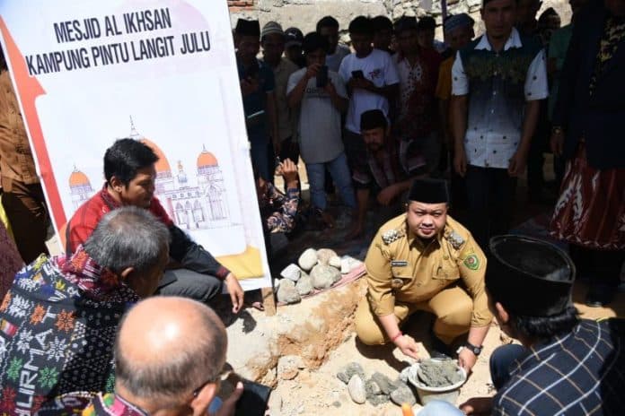peletakan_batu_pertama_mesjid_al_ikhsan_bupati_tapsel_semoga_jadi_tempat_berkumpul_orang_orang_baik