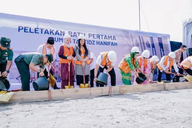 peletakan_batu_pertama_pembangunan_rumah_tahfidz_dan_panti_asuhan_hanifah_bobby_nasution_semoga_bermanfaat