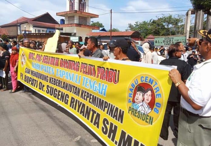 pelita_prabu_datangi_kantor_bupati_tapteng_minta_mendagri_lanjutkan_kepemimpinan_sugeng