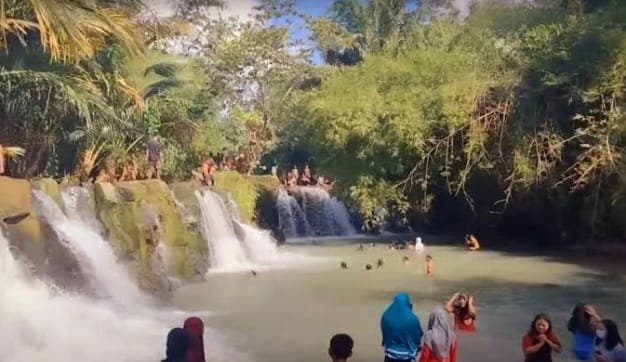 pemandian_alam_kampung_gunung_perdagangan_pesona_air_terjun_unik_dan_segar