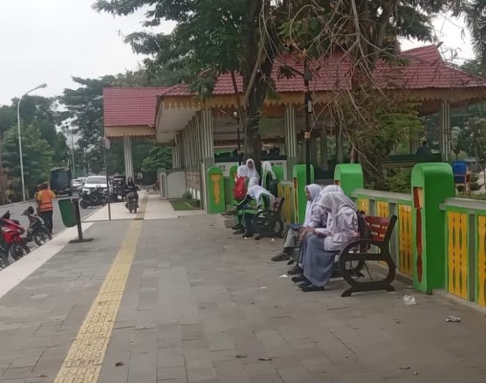 pemasangan_bangku_di_lapangan_merdeka_sri_mersing_rampung_pengunjung_berterima_kasih