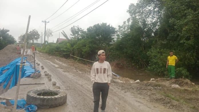 pemasangan_turap_beton_picu_jalan_penghubung_sumbul_parbuluan_amblas