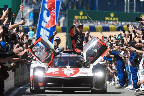 pembalap_toyota_brendon_hartley_finis_tercepat_di_24_hours_of_le_mans_prancis