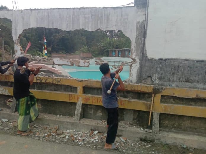pemda_lamban_bertindak_masyarakat_robohkan_tembok_yang_berdiri_di_atas_sungai_perbatasan