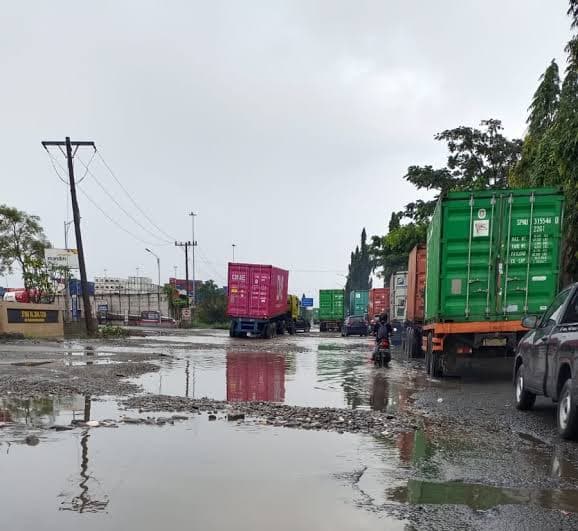 pemerhati_lingkungan_sebut_kerusakan_jalan_di_pelabuhan_belawan_akibat_drainase_tak_baik