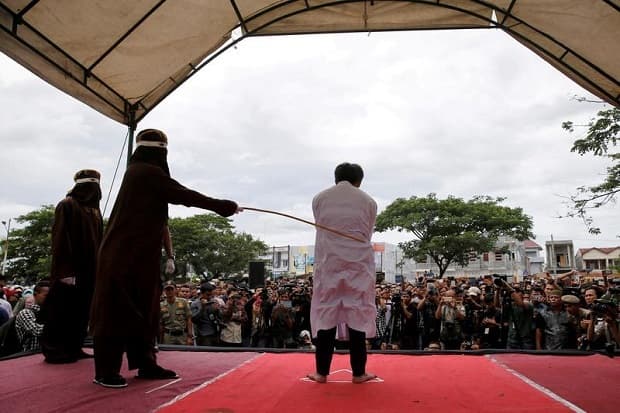 pemerkosa_anak_asal_aceh_ambruk_dicambuk_150_kali