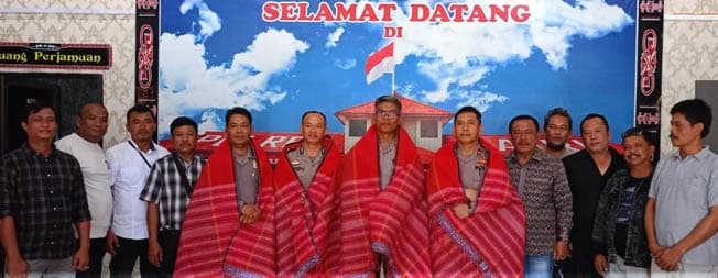 pemilu_aman_kapolres_agus_bahari_dapat_cinderamata_dari_masyarakat_dapil_iv_dairi