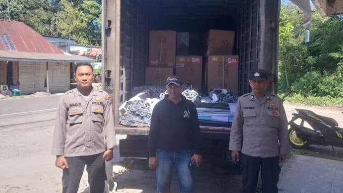 pemindahan_logistik_pilkada_2024_dikawal_personel_polres_samosir