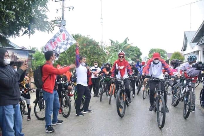 pemkab_batu_bara_gowes_sembari_ingatkan_prokes