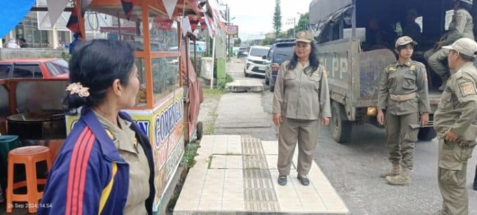 pemkab_dairi_tertibkan_pkl_di_trotoar_jalan_protokol_sidikalang