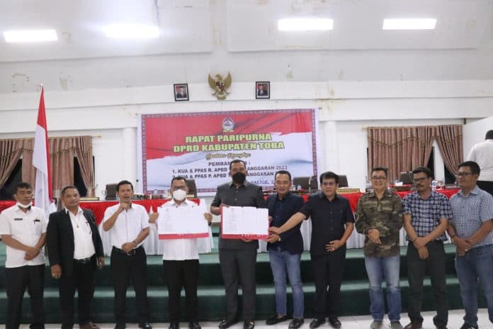 pemkab_dan_dprd_toba_tandatangani_nota_kesepakatan_rancangan_kua_ppas_r_apbd_2023_dan_p_apbd_2022