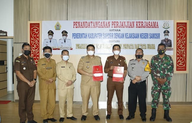 pemkab_dan_kejari_samosir_teken_kerjasama_penanganan_hukum_perdata_dan_tun