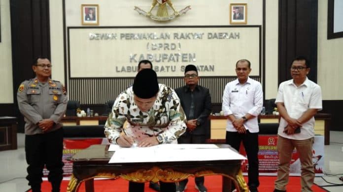pemkab_dprd_labusel_tandatangani_berita_acara_nota_kesepakatan_kua_dan_ppas_p_apbd