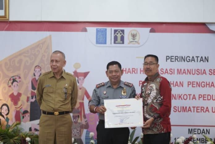 pemkab_labusel_terima_penghargaan_peduli_ham
