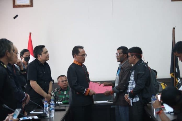 pemkab_pakpak_bharat_terima_perwakilan_ampppb_saat_unjuk_rasa
