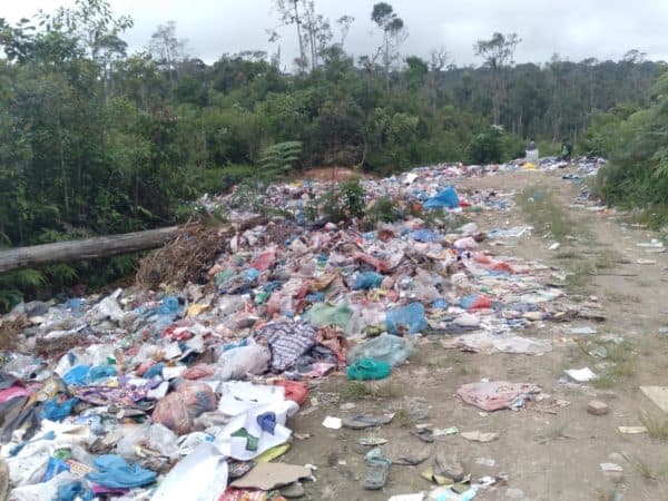 pemkab_samosir_buang_sampah_dekat_aliran_sungai