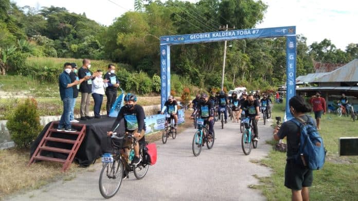 pemkab_samosir_sambut_kedatangan_peserta_geobike_kaldera_toba